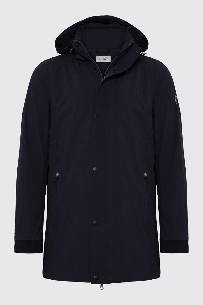 Framside av klassisk marineblå regn- og vindtett carcoat. Vannsøyle 10000mm, avtagbar hette og store lommer med glidelås. Foto