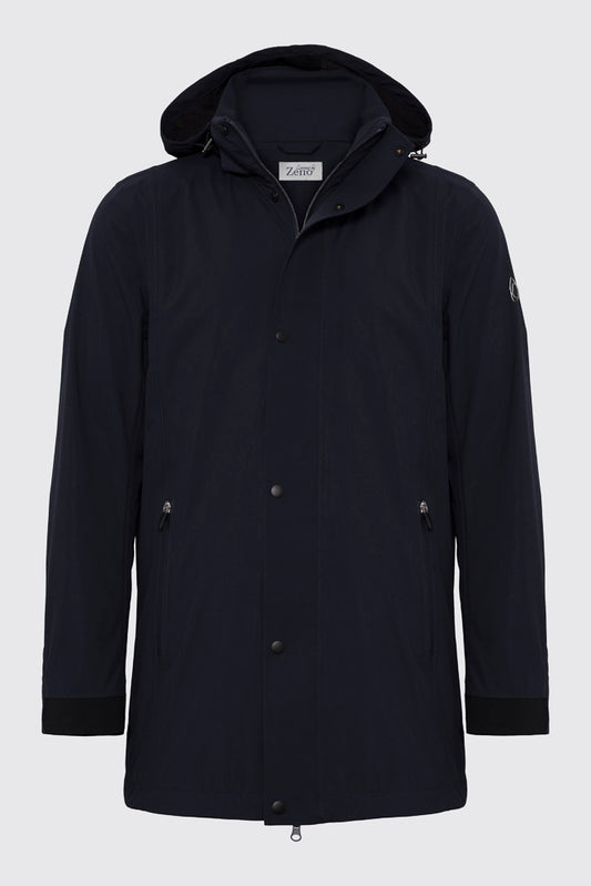 Framside av klassisk marineblå regn- og vindtett carcoat. Vannsøyle 10000mm, avtagbar hette og store lommer med glidelås. Foto