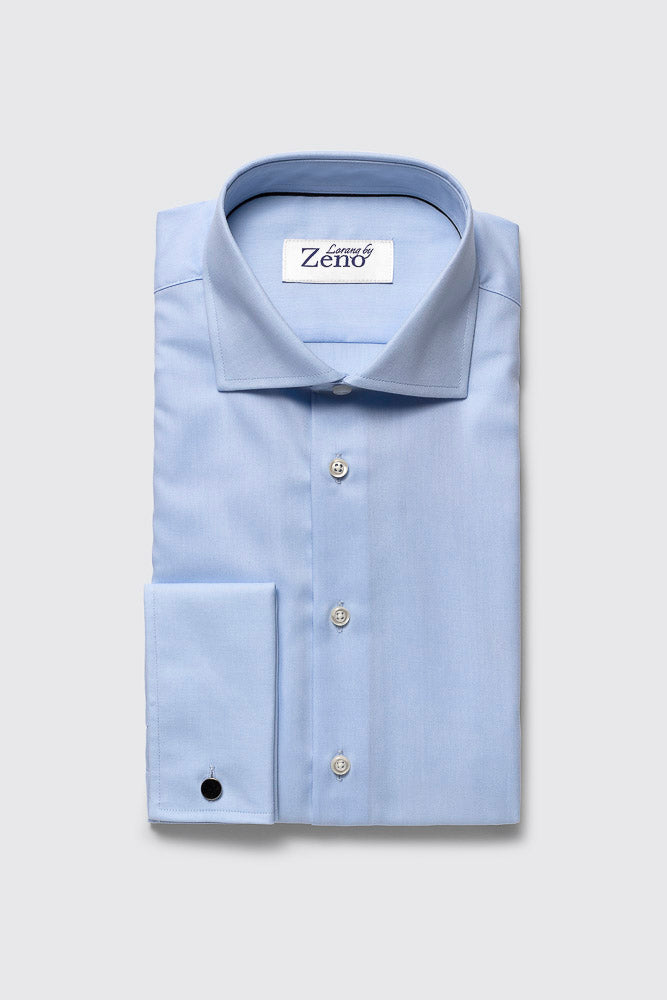 Forside av elegant og klassisk dresskjorte. Lys blå skjorte med cut away snipp knapper i perlemor-look og dobbel mansjett. Foto