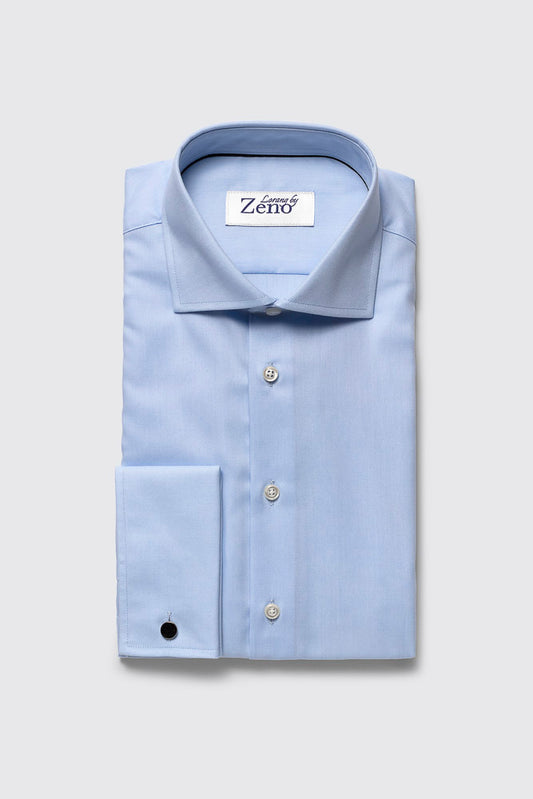 Forside av elegant og klassisk dresskjorte. Lys blå skjorte med cut away snipp knapper i perlemor-look og dobbel mansjett. Foto