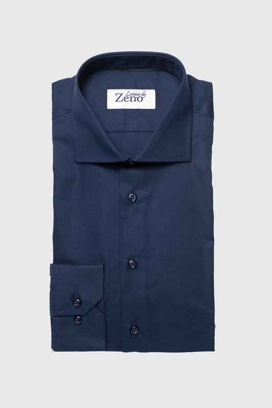 Forside av klassisk dresskjorte i premium twill. Marineblå skjorte med cut away snipp og mørke knapper i stolpe og mansjett. Foto