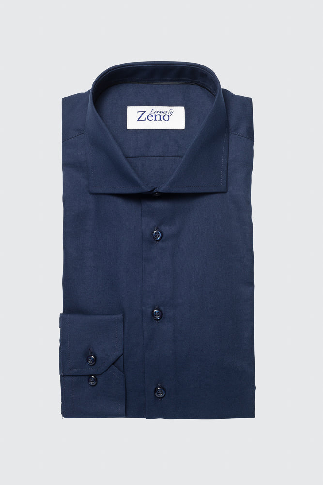 Forside av klassisk dresskjorte i premium twill. Marineblå skjorte med cut away snipp og mørke knapper i stolpe og mansjett. Foto