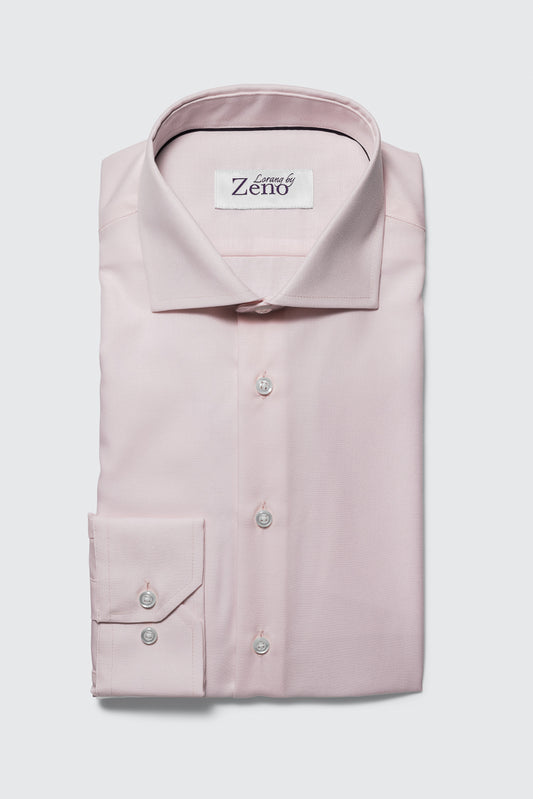 Forside av elegant og klassisk dresskjorte. Delikat lys rosa skjorte med cut away snipp knapper i perlemor-look. Foto
