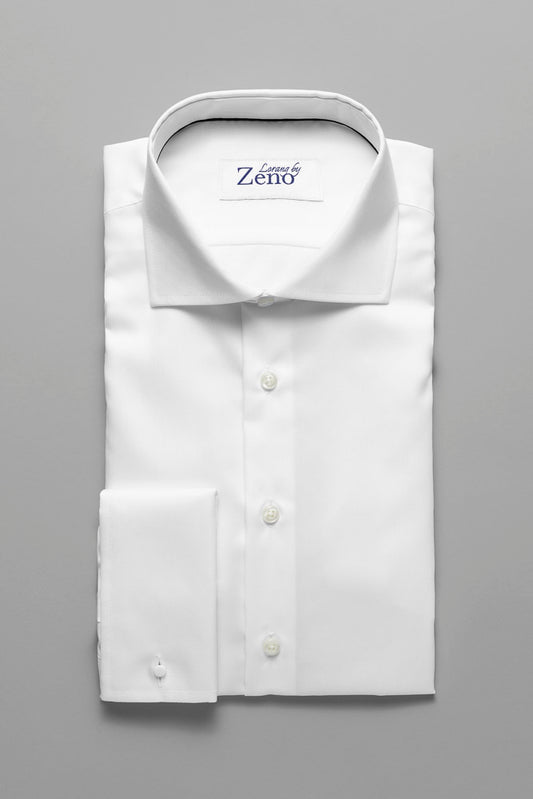Forside av elegant og klassisk dresskjorte. Hvit  skjorte med cut away snipp knapper i perlemor-look og dobbel mansjett. Foto