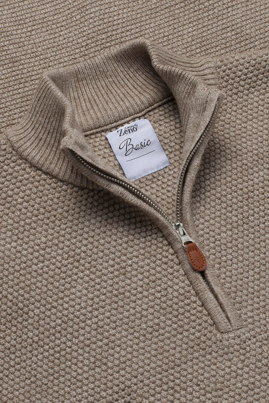 Detaljer fra hals på halv-zip genser i sandfarget bomullsblanding. Elegant skjult glidelås i metall. Foto