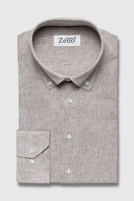 Framside av klassisk linskjorte i sandfarge. Luftig linskjorte med button down snipp og knapper i perlemor-look. Foto