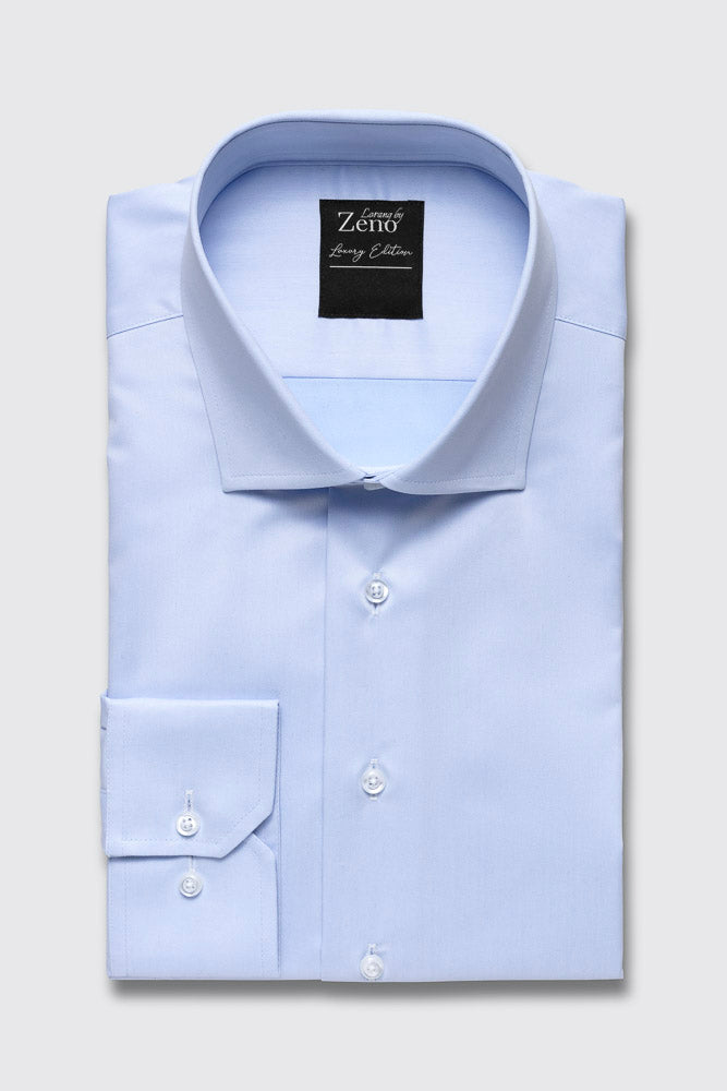 Front på klassisk ensfarget skjorte i lyseblå. Dresskjorte med cut away-snipp og et tidløst og elegant uttrykk. Foto