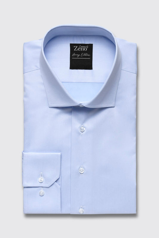 Front på klassisk ensfarget skjorte i lyseblå. Dresskjorte med cut away-snipp og et tidløst og elegant uttrykk. Foto