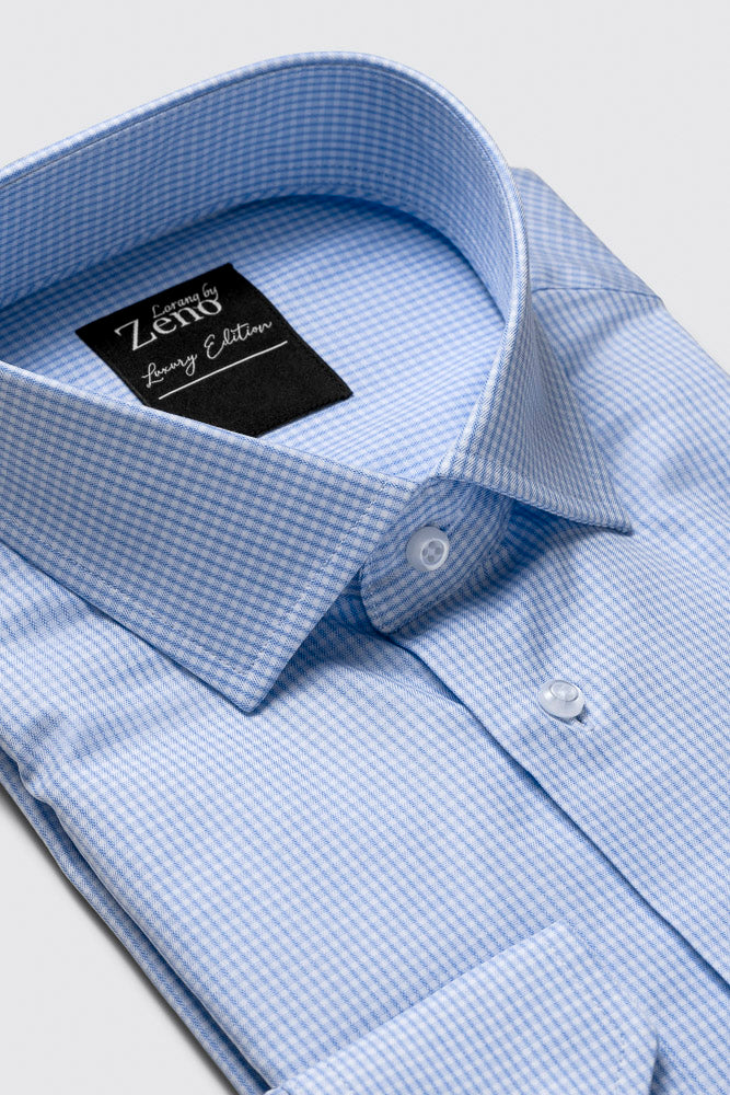Stoff, snipp og sømdetaljer på brettet lys blå dresskjorte med elegant rutemønster. Cut away-snipp og lyse knapper. Foto 