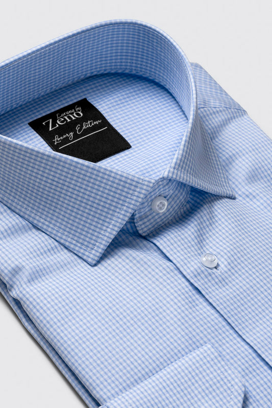 Stoff, snipp og sømdetaljer på brettet lys blå dresskjorte med elegant rutemønster. Cut away-snipp og lyse knapper. Foto 