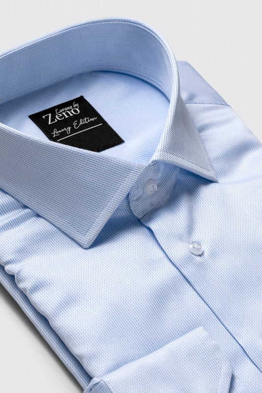 Stoff og sømdetaljer på brettet lys blå dresskjorte med mini hundetannsmønster. Cut away-snipp og lyse og elegante knapper. Foto 