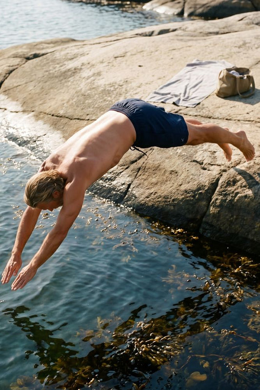 Lifestyle-bilde av Santorini navy badebukse fra Zeno, hurtigtørkende stoff i klassisk shortslengde