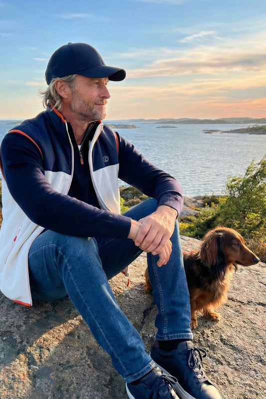 Lifestyle-bilde av Hamptons Fleece Vest fra Zeno, hvit fleece med marineblå felter og oransje detaljer