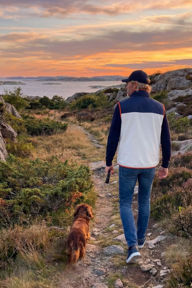 Lifestyle-bilde Hamptons Fleece Vest iført over skjorte, sporty og lett vårplagg fra Zeno