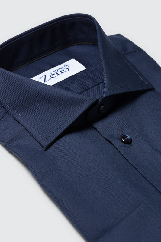 Stoff, snipp og sømdetaljer på en klassisk og elegant marineblå dresskjorte med cut away-snipp og knapper i ton-i-ton farge. Foto 