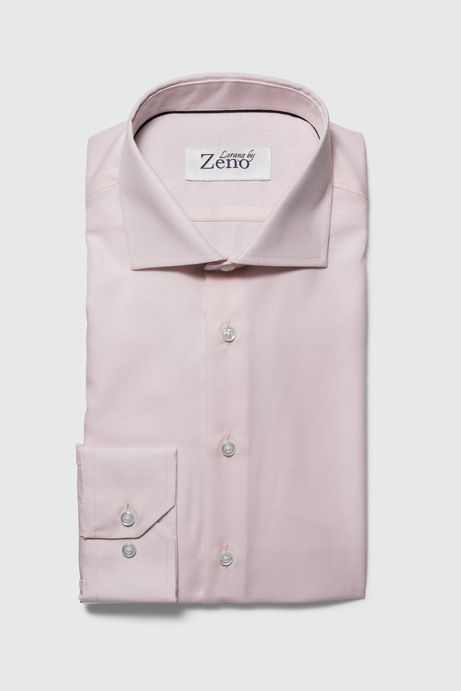 Forside av elegant og klassisk dresskjorte. Delikat lys rosa skjorte med cut away snipp knapper i perlemor-look. Foto
