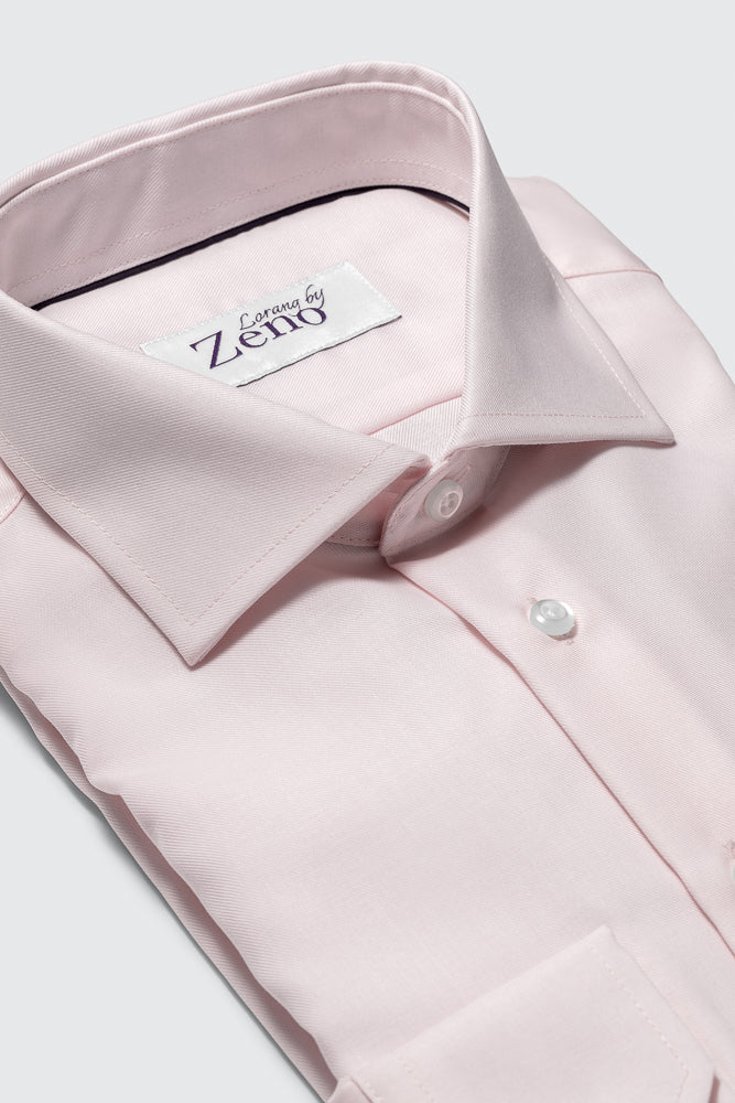 Stoff, snipp og sømdetaljer på en klassisk og elegant rosa dresskjorte med cut away-snipp og lyse knapper. Foto 
