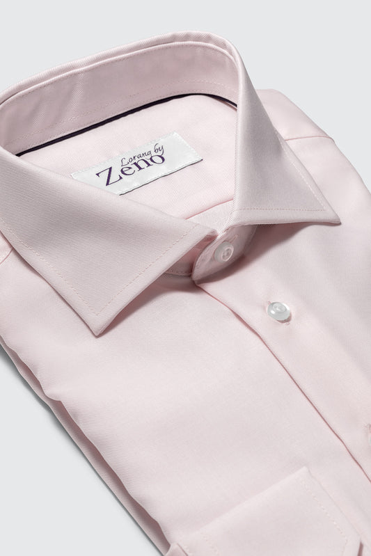 Stoff, snipp og sømdetaljer på en klassisk og elegant rosa dresskjorte med cut away-snipp og lyse knapper. Foto 
