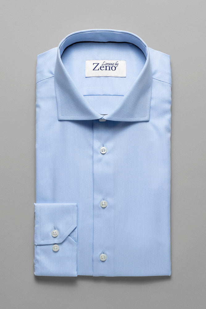 Forside av klassisk dresskjorte i premium twill. Lyseblå skjorte med cut away snipp og knapper i perlemor-look. Foto