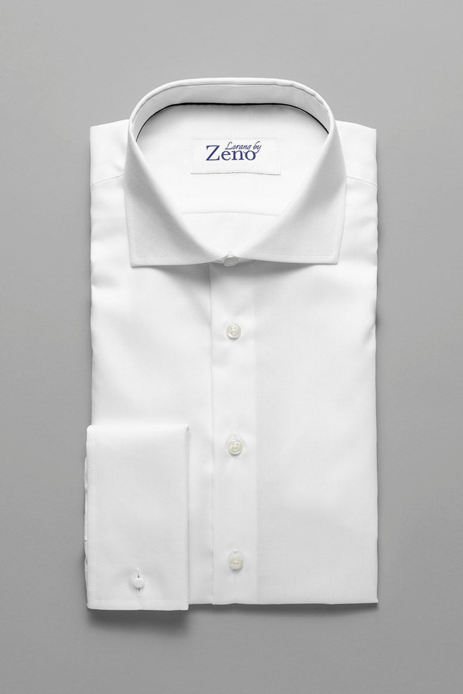 Forside av elegant og klassisk dresskjorte. Hvit  skjorte med cut away snipp knapper i perlemor-look og dobbel mansjett. Foto