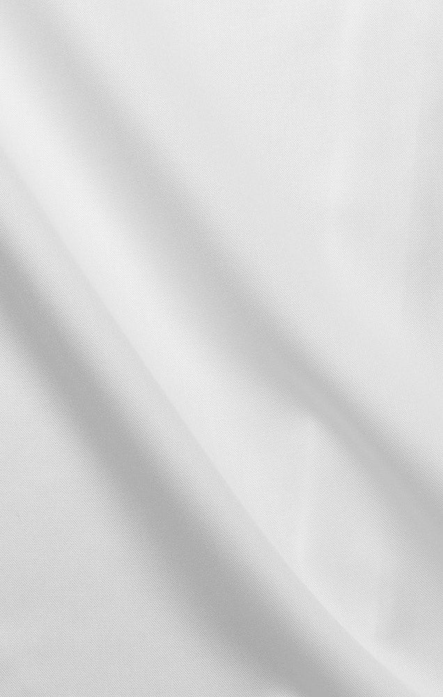 Stoffdetaljer på herreskjorte i hvit premium twill med dobbel mansjett. Stoffet bølger seg lett, som viser stoffets mykhet. Foto