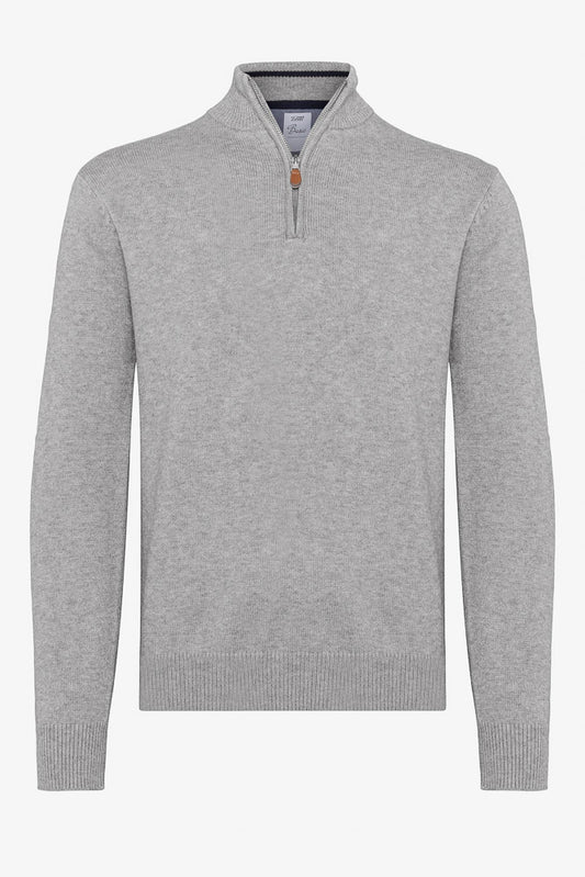 Front av genser med halv-zip i bomullsblanding. Kontraststriper på innside av hals, skjult glidelås i metall og isydd erm. Foto