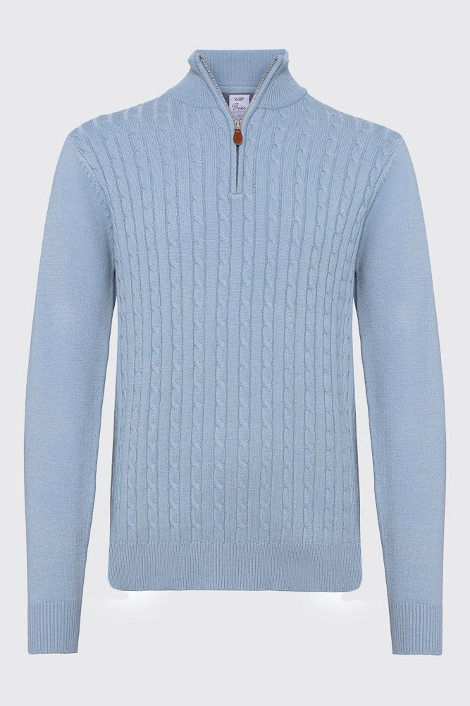 Framside av kabelstrikket halv-zip genser i bomullsblanding. Lyseblå genser med solid glidelås i metall. Foto