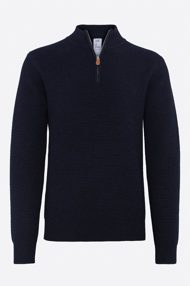 Front av perlestrikket halv-zip genser i bomullsblanding. Marineblå genser med solid glidelås i metall. Foto