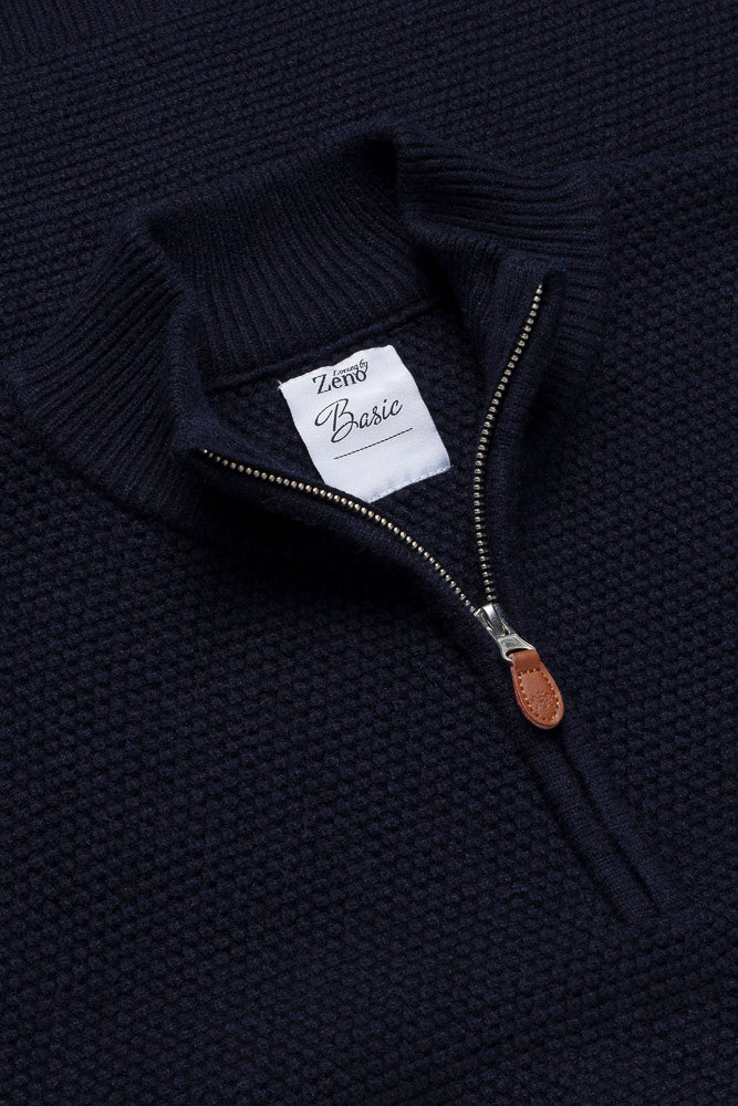 Detaljer fra hals på halv-zip genser i marineblå bomullsblanding. Elegant skjult glidelås i metall. Foto